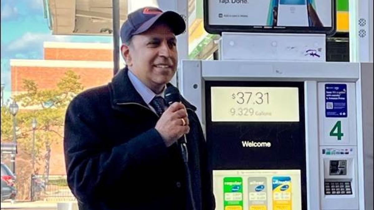 Congressman Krishnamoorthi speaks at a Chicago gas station about ending Trump’s war in Iran and allowing year-round E15 sales to help lower gas prices and combat the affordability crisis.