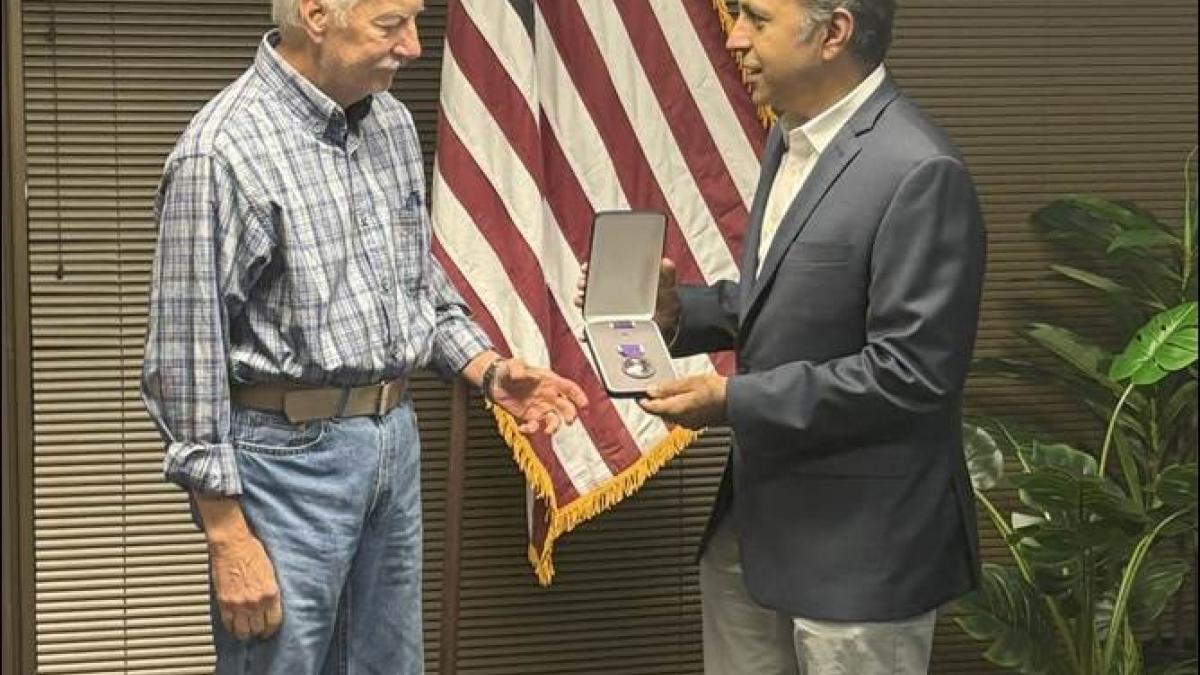 Congressman Krishnamoorthi presents purple heart
